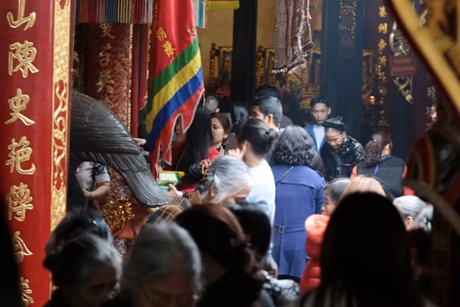 Trong đền chật kín người đến lễ trong đó có cả người dân địa phương và các đoàn khách từ khắp cả nước.
