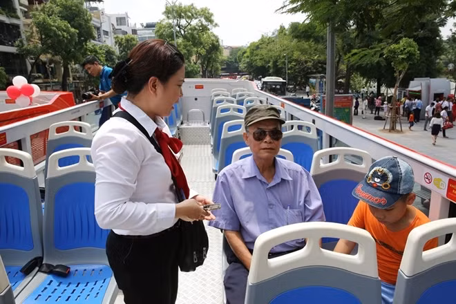 Tầng thoáng nóc của xe cho các vị khách tầm nhìn rộng ngắm hết các cảnh đẹp của Hà Nội trên lộ trình.