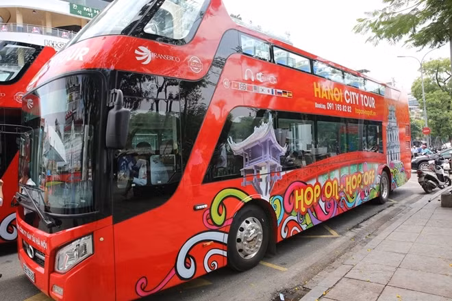 Xe được trang trí khá bắt mắt về những địa danh nổi tiếng của Hà Nội.