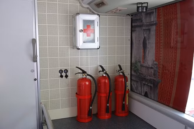 Xe được trang bị các hệ thống phòng cháy chữa cháy và cứu thương phục vụ các du khách.