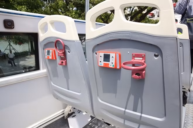 Trên mỗi ghế đều có thiết bị hướng dẫn bằng âm thanh với nhiều ngôn ngữ khác nhau giới thiệu về địa điểm trên lộ trình xe đi qua.