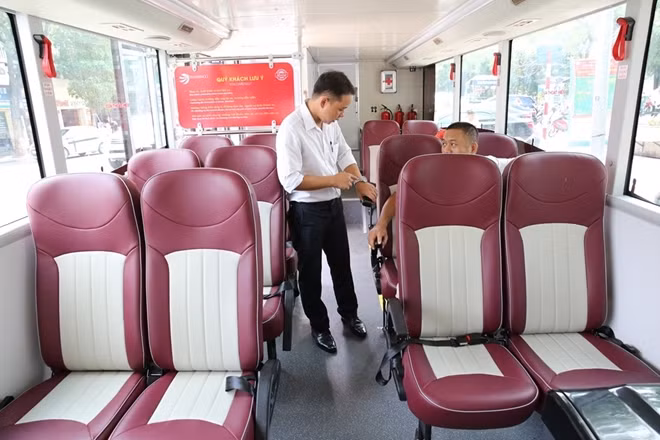 Nội thất tầng 1 của xe khá đẹp với ghế bọc da.