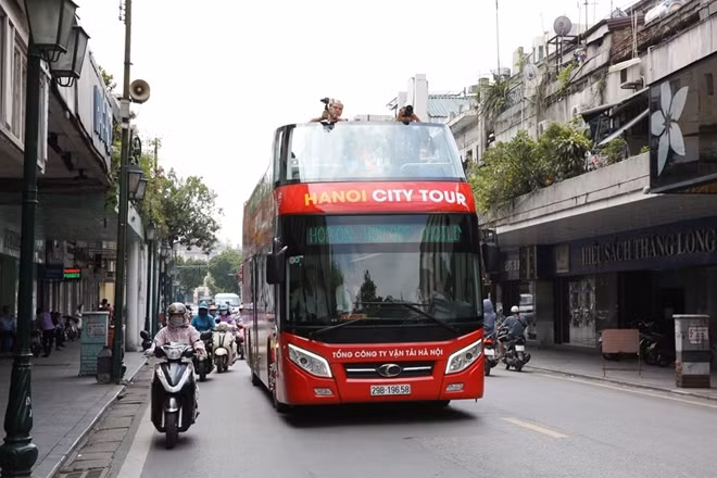 Xe buýt 2 tầng hoạt động từ 9h đến 18h hàng ngày với tần suất 30 phút mỗi chuyến.