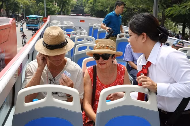 Trên mỗi ghế đều có thiết bị hướng dẫn bằng âm thanh với nhiều ngôn ngữ khác nhau giới thiệu về địa điểm trên lộ trình xe đi qua.