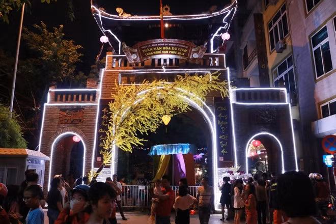 Làng lụa Vạn Phúc (phường Vạn Phúc, thuộc quận Hà Đông, cách trung tâm Hà Nội khoảng 10 km) là một làng nghề dệt lụa tơ tằm đẹp nổi tiếng có lịch sử từ ngàn năm trước.
