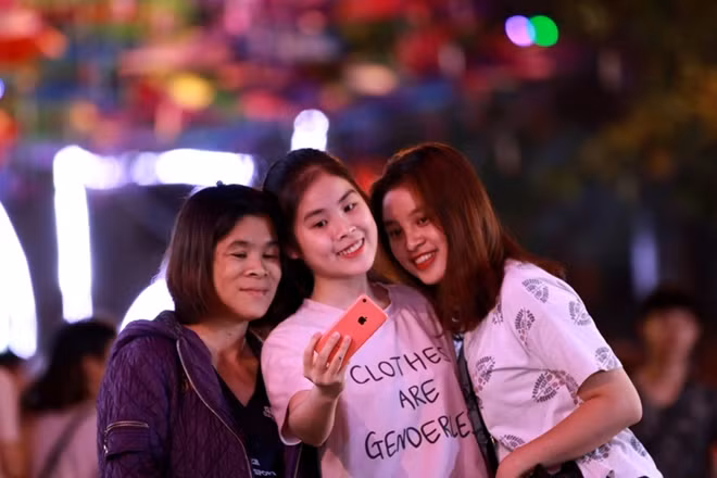 Cả con phố trở thành điểm du lịch văn hóa thu hút nhiều bạn trẻ đến check-in