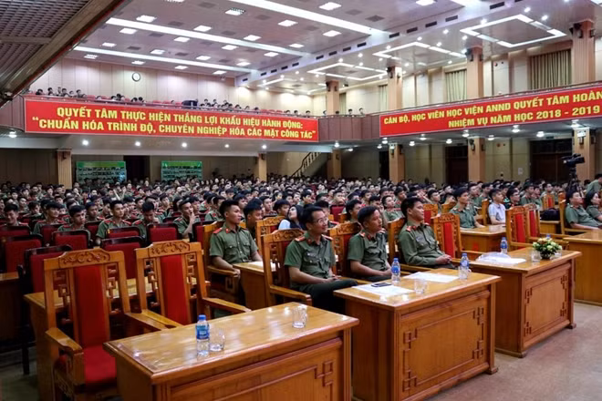 Đến dự có các thầy cô giáo, học viên Học viện ANND và các em tân sinh viên D50 chuyên khoa 1.