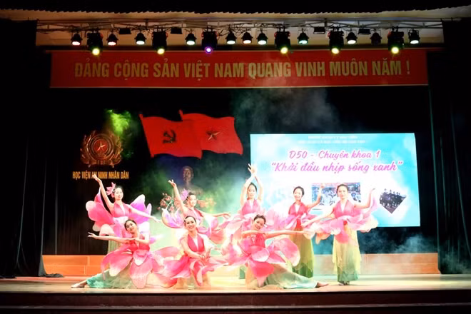 Đêm Gala chào tân sinh viên khóa D50 với chủ đề “Khởi đầu nhịp sống xanh” lần đầu tiên được tổ chức trong chuyên khoa 1.