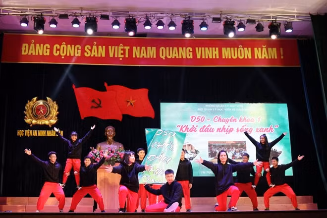 Những tiết mục dân vũ sôi động chào đón tân sinh viên D50.