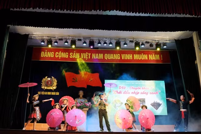 Tiết mục Sáo Mèo dự dương của học viên khóa D50 đưa khách mới đến với những vùng quê miền núi Việt Nam.
