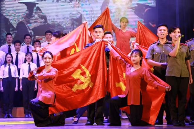 Tiết mục Liên khúc chào mừng Đảng Cộng sản Việt Nam (19/8/1945 – 19/8/2018) do hợp ca nam, nữ Học viện ANND thể hiện.