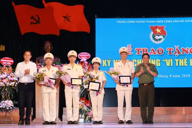 Đại tá PGS.TS Lê Văn Thắng, Giám đốc Học viện ANND cùng đại biểu Trung ương Hội Liên hiệp Thanh niên Việt Nam đã trao tặng Kỷ niệm chương Vì thế hệ trẻ của Trung ương Đoàn cho các cán bộ tiêu biểu của nhà trường.
