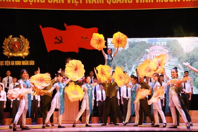 Kết thúc chương trình là tiết mục hợp ca nam, nữ “Vinh quang Công an nhân dân Việt Nam”.