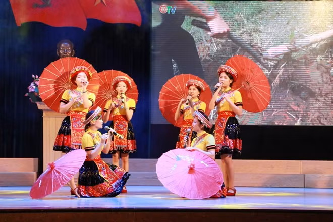 Tiết mục tốp ca nữ “Chiến sỹ công an ba cùng”