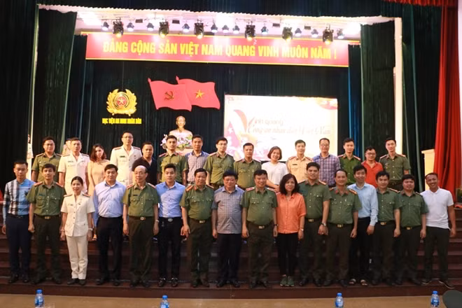 Các đại biểu chụp ảnh lưu niệm sau chương trình nghệ thuật “Vinh quang Công an nhân dân Việt Nam” thành công nhân kỷ niệm 73 năm Ngày truyền thống Công an nhân dân Việt Nam (19/8/1945 – 19/8/2018)