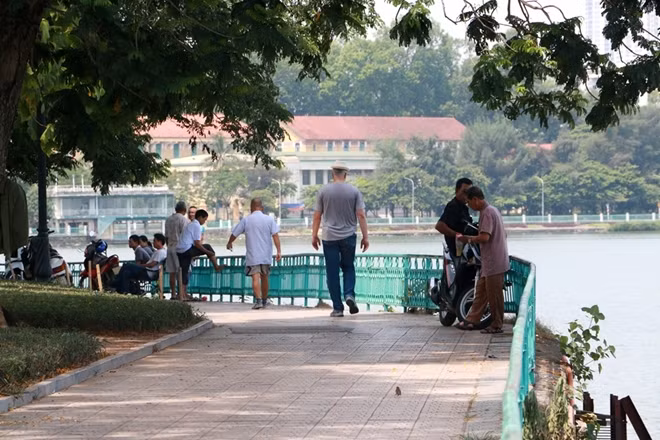 Dưới bóng râm của hàng cây ven đường, không khí mát mẻ của Hồ Tây, người ta dễ dàng quên đi sự oi bức của mùa hè Hà Nội.
