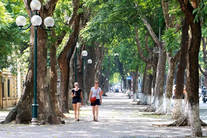 Con phố tập trung rất nhiều biệt thự cổ của Hà Nội thu hút không ít khách du lịch trong những ngày nắng như đổ lửa này.