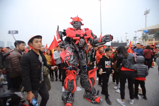 "Robot biến hình" tiếp tục cổ vũ cho đội tuyển Việt Nam.