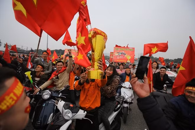 Không khí Mỹ Đình đã rất nóng từ nhiều giờ trước khi bóng lăn.