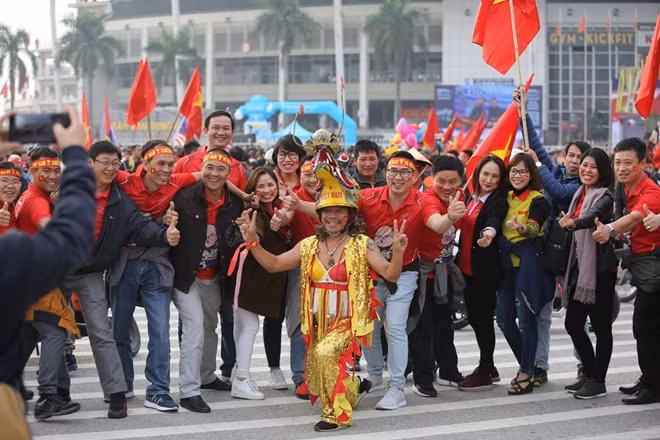 Tất thảy mọi CĐV Việt Nam đều tin vào chiến thắng giành cho đội chủ nhà trong trận đấu này. Để "tiếp lửa" cho đội tuyển nhiều CĐV đã mang đến sân những trang phục vô cùng "lạ mắt".