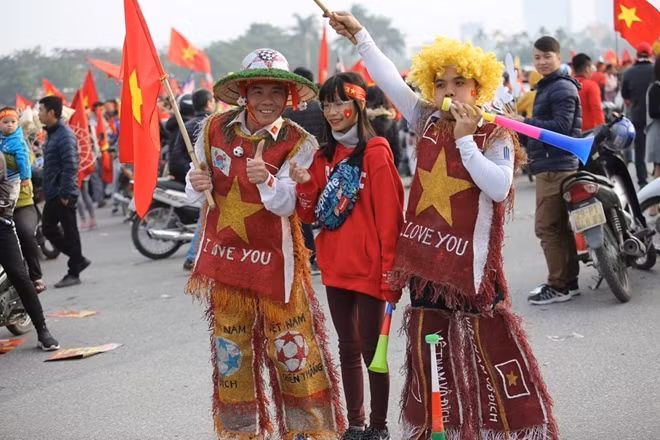 Từ những bộ cánh kỳ lạ...
