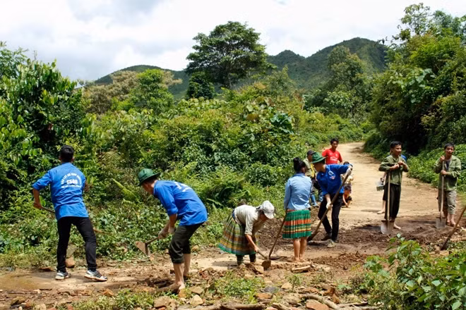 Câu lạc bộ Tình nguyện C500 cùng bà con khơi thông cống rãnh phát quang tuyến đường sau bão.