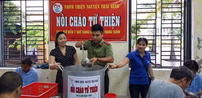 Hoạt động phát cháo từ thiện tại bệnh viện tâm thần của Hội đồng hương tỉnh Thái Bình
