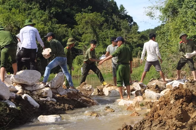 Sinh viên Học viện ANND với Công an tỉnh và chính quyền địa phương xây dựng cầu tạm tại xã Bắc Sơn, huyện Quỳ Hợp, tỉnh Nghệ An.
