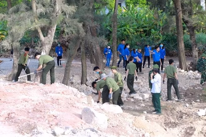 Sinh viên Học viện ANND tham gia làm công trình thanh niên đường bê tông dẫn ra biển tại Bệnh viện Phong cơ sở 1, xã Quỳnh Lập, huyện Quỳnh Lưu,tỉnh Nghệ An.