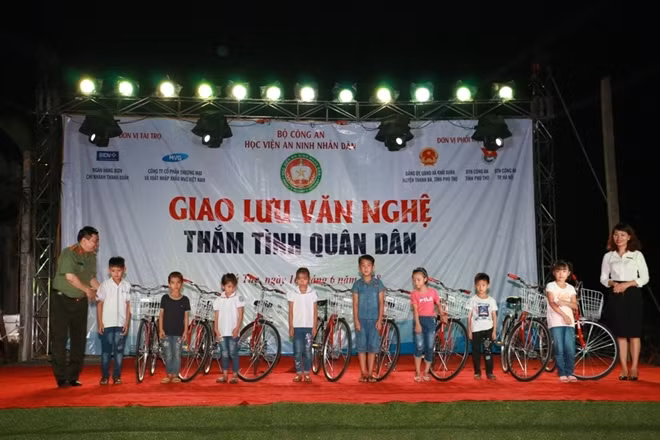 Thay mặt đoàn công tác Đại tá, PGS.TS Lê Văn Thắng - Bí thư Đảng ủy, Giám đốc Học viện ANND cùng Ngân hàng BIDV chi nhánh Thanh Xuân trao tặng 50 xe đạp cho các em học sinh nghèo vượt khó tại các trường trên địa bàn xã Khải Xuân