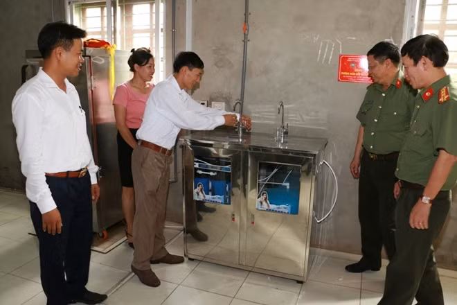 Đoàn công tác học viện ANND cùng Công ty cổ phần MVG Việt Nam tặng hệ thống máy lọc nước tinh khiết cho trường Mầm non xã Khải Xuân.