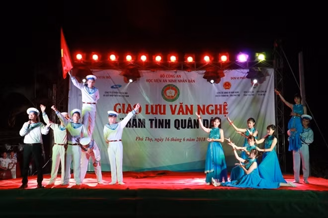 Các tiết mục văn nghệ sôi động trong đêm giao lưu.