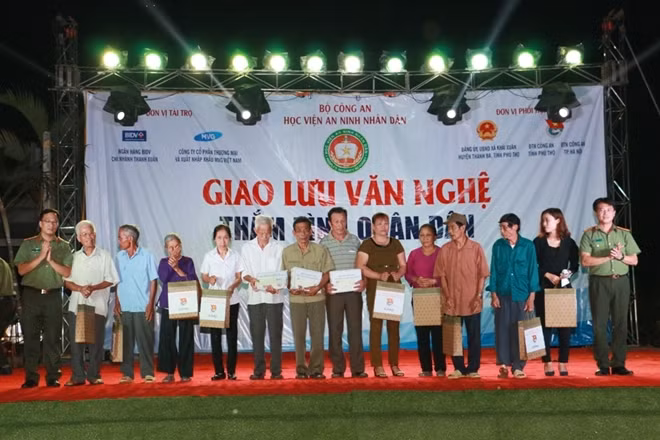 Đoàn công tác học viện ANND tặng 20 suất quà cho các gia đình chính sách trên địa bàn.