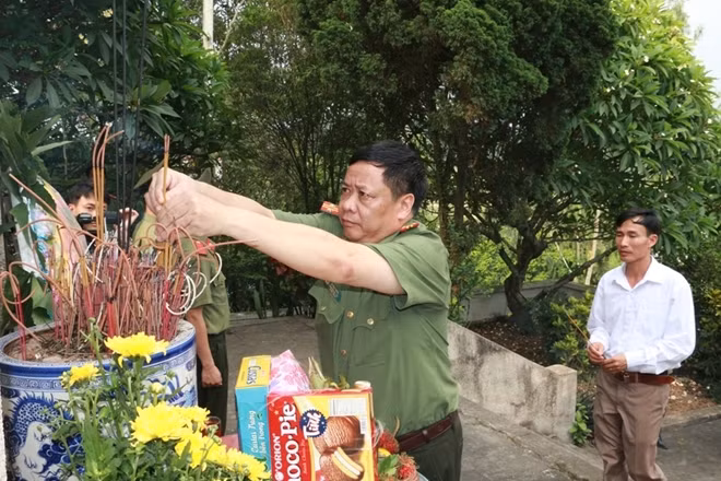 Đoàn công tác Học viện ANND đã đến thắp hương và đặt vòng hoa tưởng niệm các anh hùng, liệt sĩ tại Nghĩa trang xã Khải Xuân.