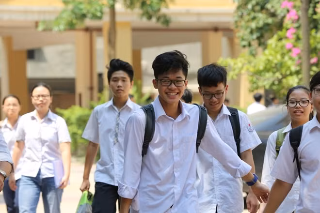 Một sĩ tử tại điểm thi Trường THPT Thăng Long tươi cười sau khi hoàn thành bài thi môn Văn