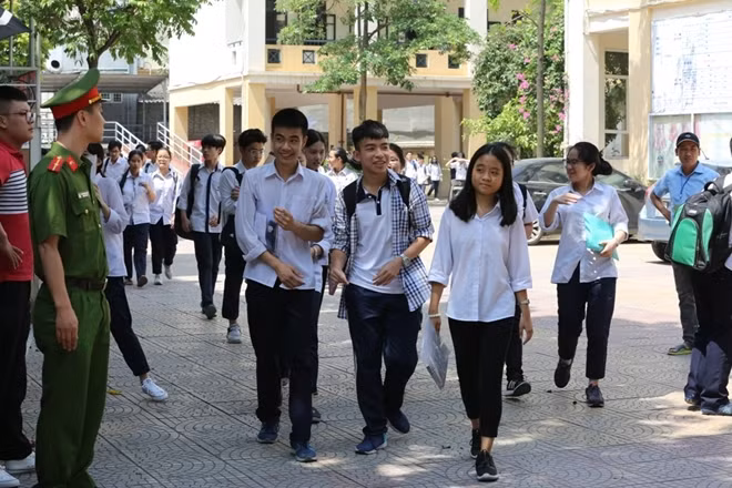 Đúng 10 giờ, môn thi đầu tiên kết thúc. Các sĩ tử tươi cười rạng rỡ bước ra cổng trường tại điểm thi THPT Thăng Long.