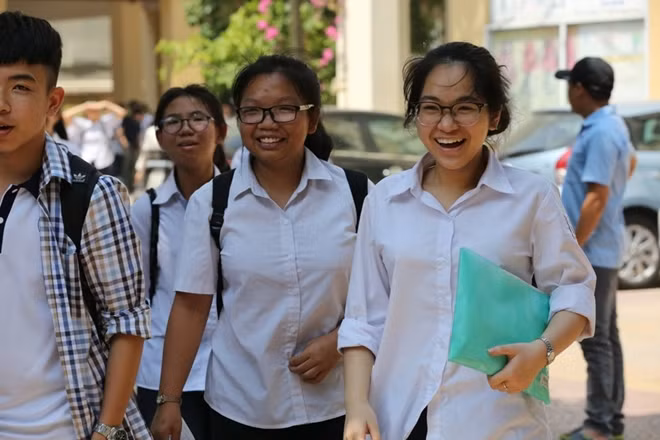 Kì thi năm nay diễn ra trong điều kiện thời tiết không quá nóng bức, nên các sĩ tử đều có tâm trạng thoải mái, vui vẻ.