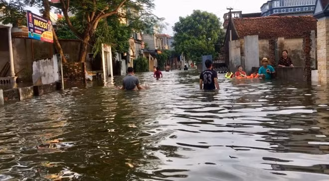 Phía trong xóm 4, nước bao phủ mọi con đường ngõ ngách, nước nhiều chỗ ngập hơn nửa người.