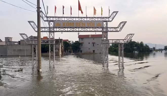 Ghi nhận của PV tại xã Cấn Hữu, huyện Quốc Oai, Hà Nội nơi vẫn bị ngập sâu trong nước sau cơn bão số 3.