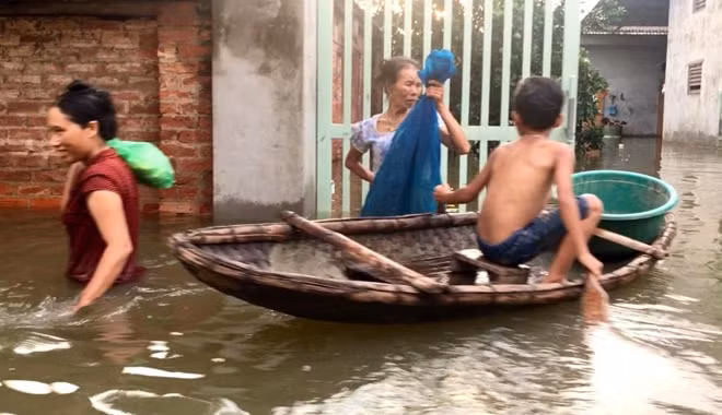 Người thì lội bì bõm dưới nước, người thì dùng những chiếc thuyền nhỏ để di chuyển...