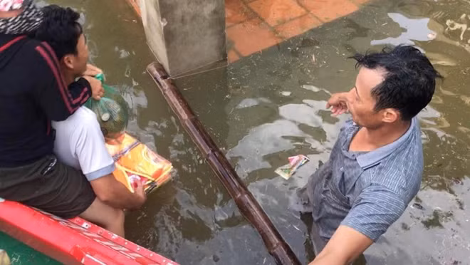 Việc đi lại của người dân nơi đây gặp rất khó khăn.