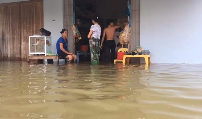Với lượng nước ngập sâu có nơi đến 1,5m, người dân nơi đây cầu mong những ngày tới trời không đổ mưa để nước rút nhanh, sớm trở lại với cuộc sống bình thường.