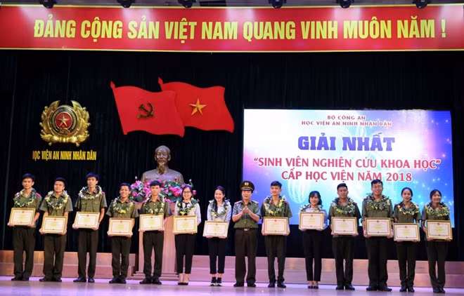 Thiếu tướng Phí Đức Tuấn trao giấy khen cho đại diện nhóm tác giả giành giải nhất trong cuộc thi “Sinh viên nghiên cứu khoa học” cấp Học viện năm học 2017 - 2018.