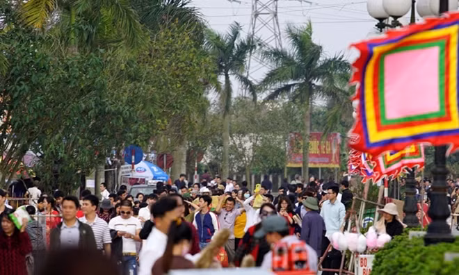 Càng gần đến giờ diễn ra lễ Khai ấn dòng người đổ về Đền trần.