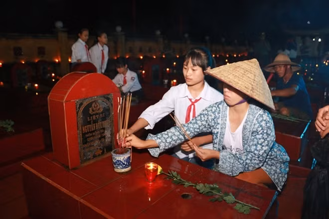 Nhiều gia đình thân nhân liệt sỹ cũng tới thắp hương tại nghĩa trang vào dịp này.