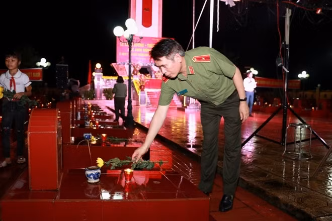 Thiếu tướng Phạm Bá Tuyến đặt hoa tưởng nhớ các anh hùng liệt sỹ tại nghĩa trang xã Thống Kênh.