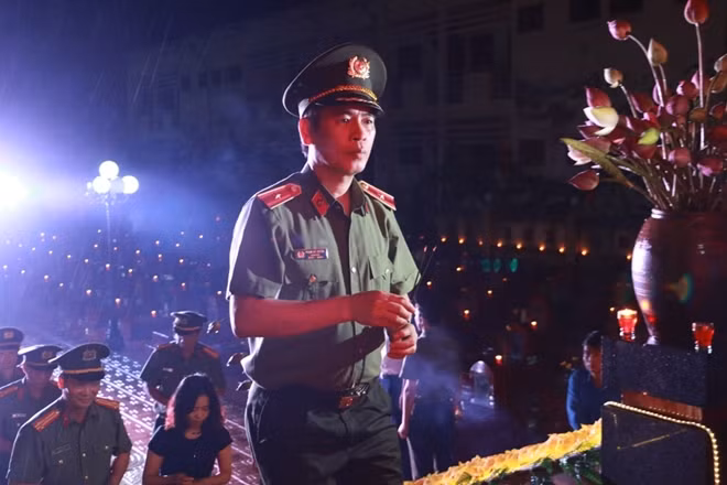 Thiếu tướng Tiến sỹ Phạm Bá Tuyến, Giám đốc Bệnh viện Y học Cổ truyền, Bộ Công an dâng hương tại nghĩa trang liệt sỹ xã Thống Kênh.