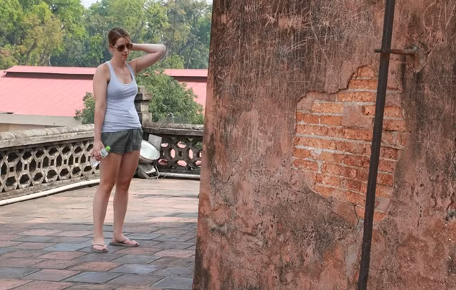 Có lẽ mức phạt trên là quá nhẹ nên nhiều người "nhờn luật" và không ít di tích đã bị xâm hại tương tự như Kỳ đài Hà Nội.