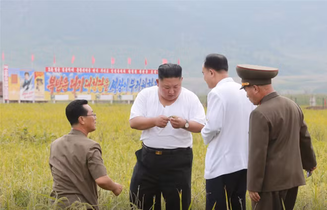 Hình ảnh giản dị của ông Kim Jong-un khi thị sát khu vực bị ảnh hưởng bởi bão lũ. Ảnh: KCNA
