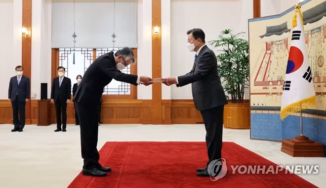 Đại sứ Nhật Bản tại Hàn Quốc trình Quốc thư lên Tổng thống Moon Jae-in. Ảnh: Yonhap